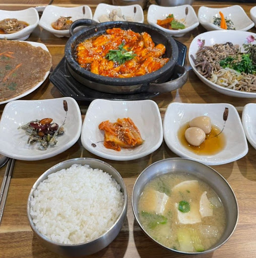 푸짐한 식사를 원한다면 '쉬어가기좋은날식당'의 풍부한 재첩회덮밥 맛보기